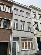 1 APPARTEMENT GELIJKVLOERS