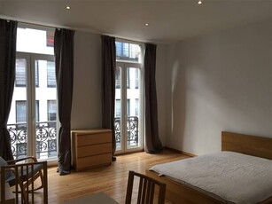 CINQUANTENAIRE, STUDIO MEUBLÉ DE ± 48M²