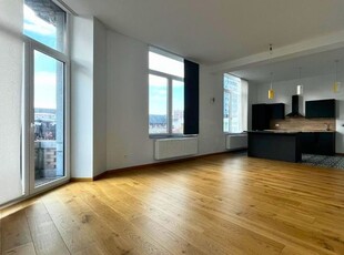 Gerenoveerd tweekamerappartement met kantoor