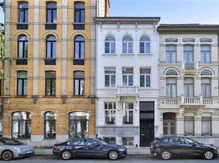 Ruime herenwoning met 5 slpk, polyvalente ruimte en stadstui