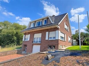 Te renoveren grote villa met paardestallen. Kangoeroewoning