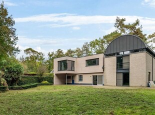 Uitgebreide villa in rustige groene omgeving op ca. 1.900 m²