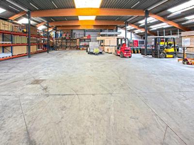 Loods (788 m²) met automatische sectionaalpoort te Diksmuid