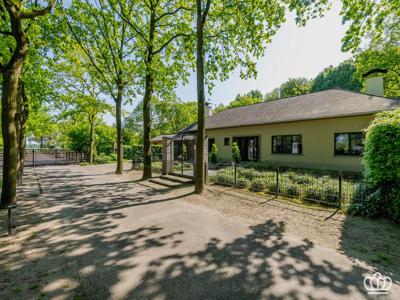 Riant landhuis, uniek bosrijk, met schitterende tuin.