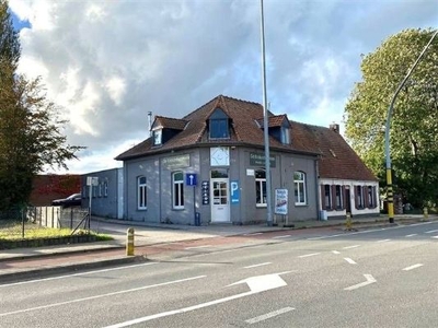 GOEDDRAAIENDE HANDELSZAAK/BROODJESWINKEL op een GOED ZICHTBA