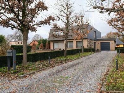 Mooie villa op een ruim perceel van 46are 5ca te Genk