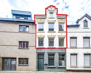 RUIM TRIPLEX APPARTEMENT MET 3 SLAAPKAMERS EN GROOT TERRAS