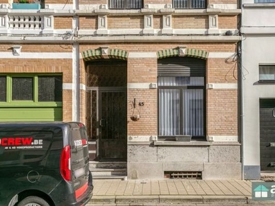 Ruime woning historisch gekend als meergezinswoning wonin...