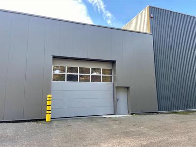 KMO-unit van 120 m² met sectionale poort nabij de E313