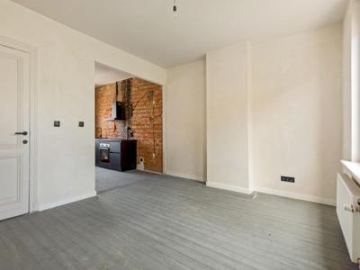 Vernieuwd duplex appartement met 2 kamers in opkomende buurt