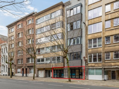 Op te frissen handelspand van 459 m² op uitstekende locatie te koop!