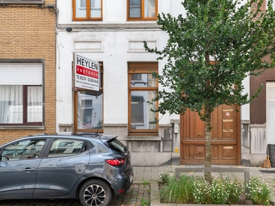 Zeer ruim gelijkvloers appartement (134m²) met gezellige centrale stadskoer