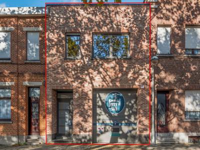 Multifunctionele woning met magazijn en appartement te Deurne-Zuid!