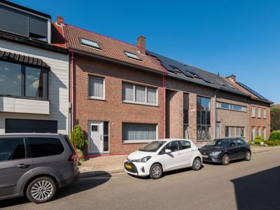 Woning met dubbele garage en tuin nabij ring