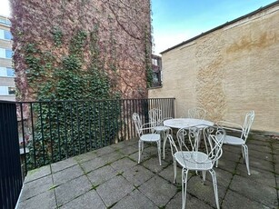 Gemeubelde studio met ruim terras in hartje Antwerpen.