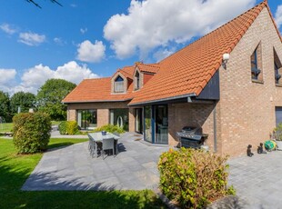 Villa met 5 slaapkamers gebouwd in 2004 op 3017m² .